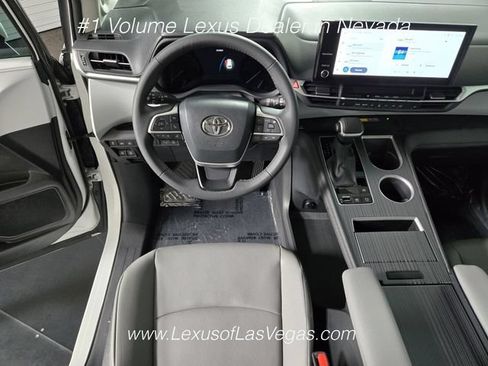 Used 2026 Toyota Sienna XLE FWD image 17