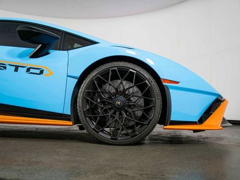 Used 2021 Lamborghini Huracan STO RWD image 11