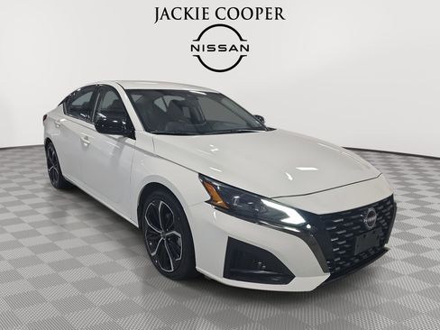 Used 2024 Nissan Altima 2.5 SR image 3