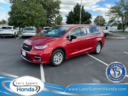 Used 2025 Chrysler Pacifica Select