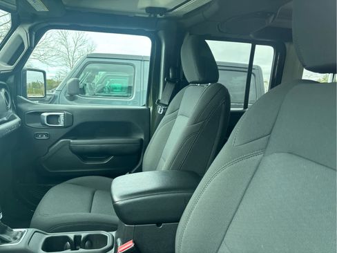 Used 2023 Jeep Wrangler Unlimited image 4