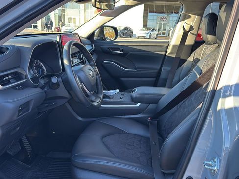 Certified 2024 Toyota Highlander XLE image 8