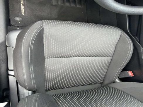 Used 2024 Mitsubishi Outlander ES FWD image 9