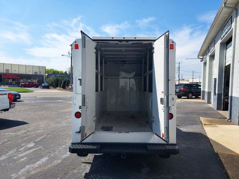 Used 2016 Ford E-350 and Econoline 350 Super Duty image 12