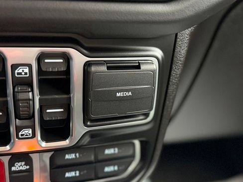 Used 2025 Jeep Gladiator Mojave w/ Safety Group image 19