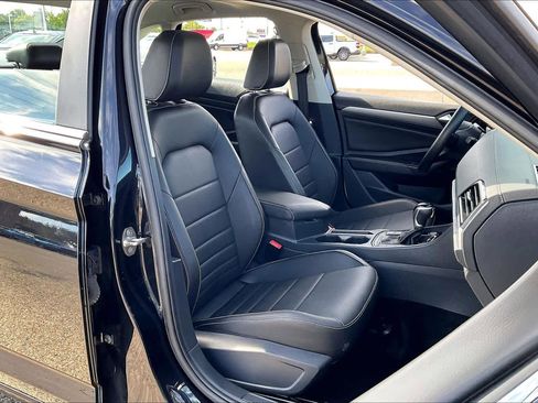 Used 2024 Volkswagen Jetta SE FWD image 9