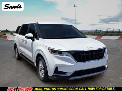 Used 2023 Kia Carnival LX FWD image 1