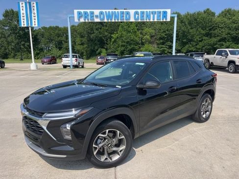 Used 2025 Chevrolet Trax LT w/ LT Convenience Package FWD image 2