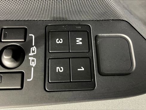 Used 2023 Land Rover Defender 110 S image 32