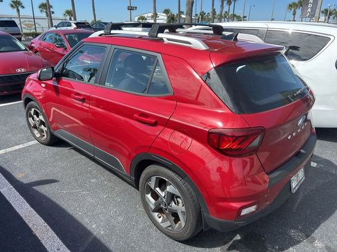 Used 2021 Hyundai Venue SEL w/ Premium Package image 3