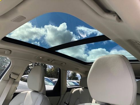 Used 2023 Volvo XC60 T8 Plus image 15