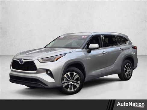 Used 2022 Toyota Highlander XLE image 1