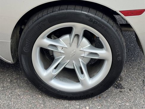 Used 2004 Chevrolet SSR w/ Preferred Equipment Group image 15