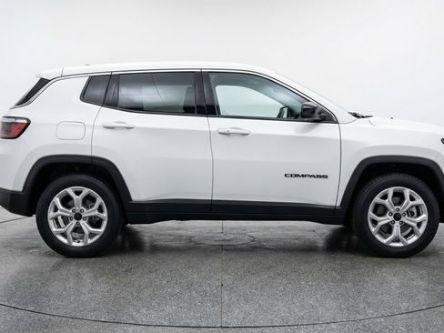 Used 2025 Jeep Compass Latitude image 11