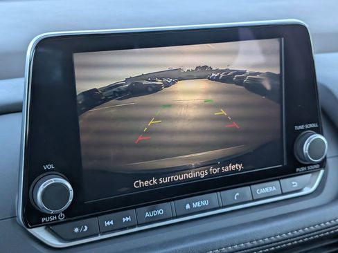 Used 2023 Nissan Rogue S image 32