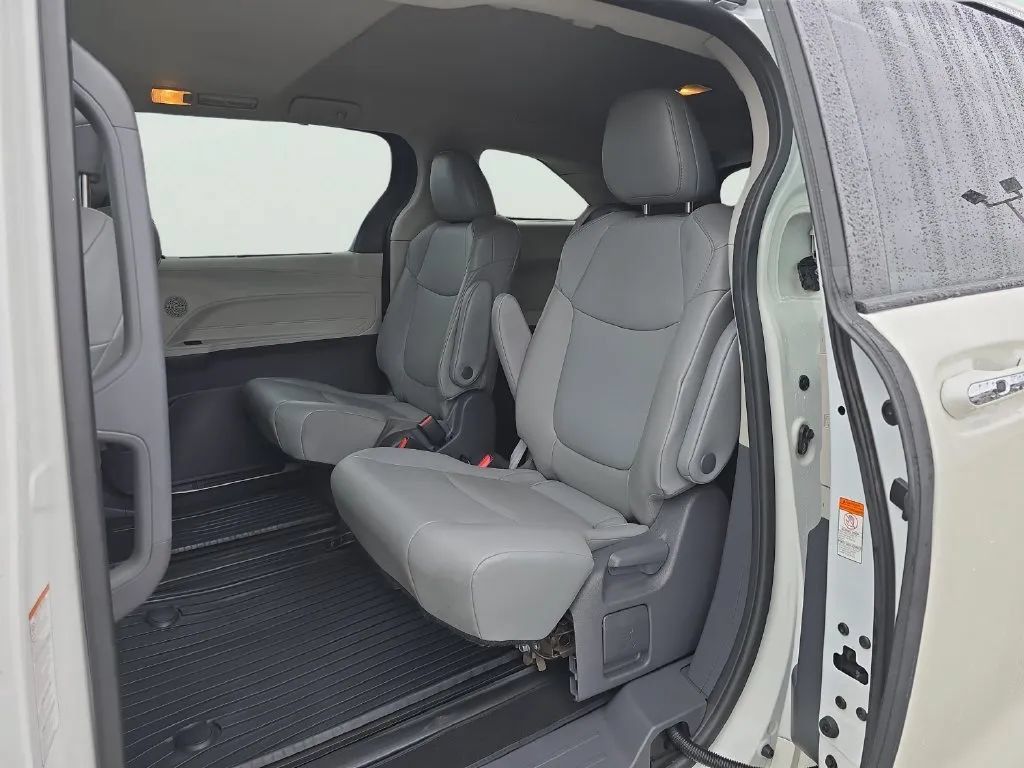 Used 2021 Toyota Sienna XLE FWD image 15