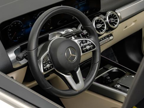 Used 2023 Mercedes-Benz GLB 250 4MATIC w/ Premium Package image 20