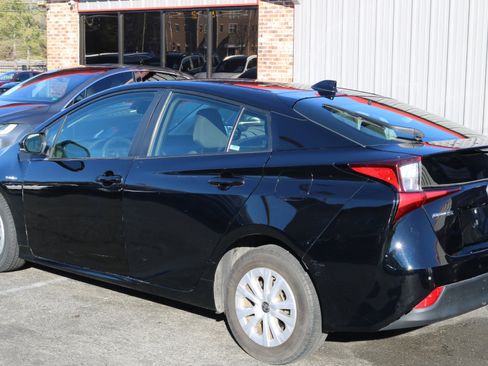 Used 2022 Toyota Prius LE image 6