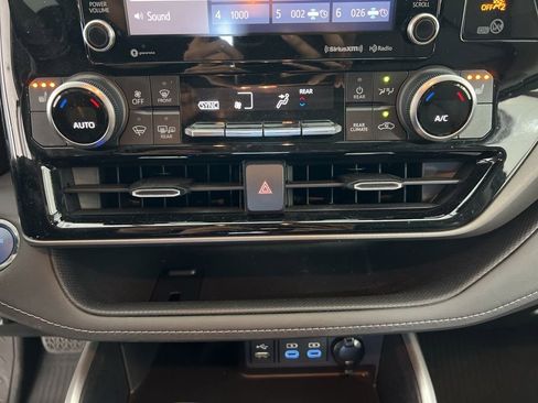 Used 2022 Toyota Highlander XLE FWD image 15
