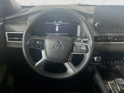 Used 2023 Mitsubishi Outlander SE Black Edition image 18