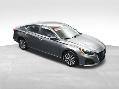 Used 2025 Nissan Altima 2.5 SV FWD image 37