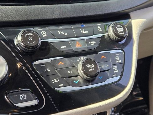 Used 2023 Chrysler Pacifica Touring-L FWD image 30