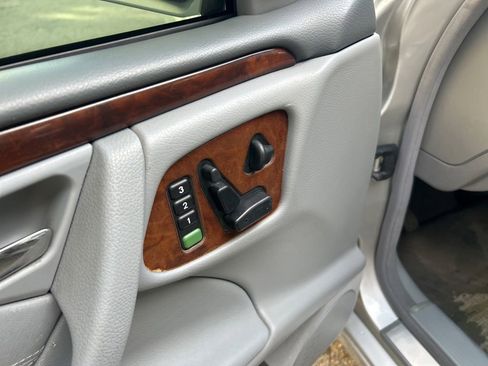 Used 2000 Mercedes-Benz E 320 Sedan image 36