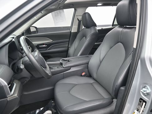 Used 2024 Toyota Grand Highlander XLE image 31