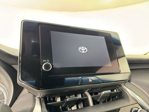 Used 2024 Toyota Venza LE image 6