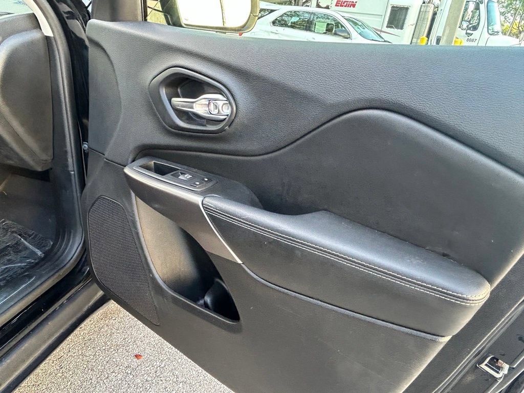 Used 2019 Jeep Cherokee Limited FWD image 29