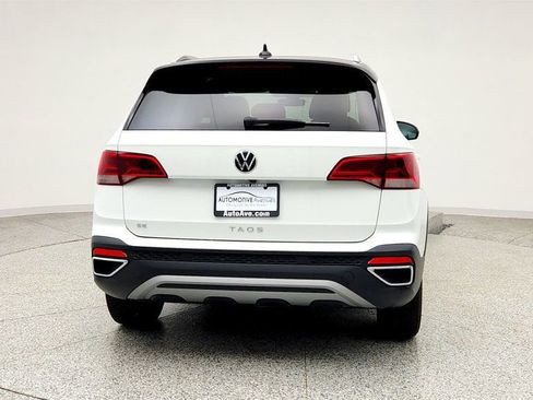 Used 2023 Volkswagen Taos SE w/ Panoramic Sunroof Package image 6