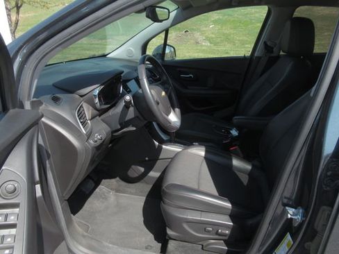 Used 2021 Chevrolet Trax LT w/ LT Convenience Package image 3