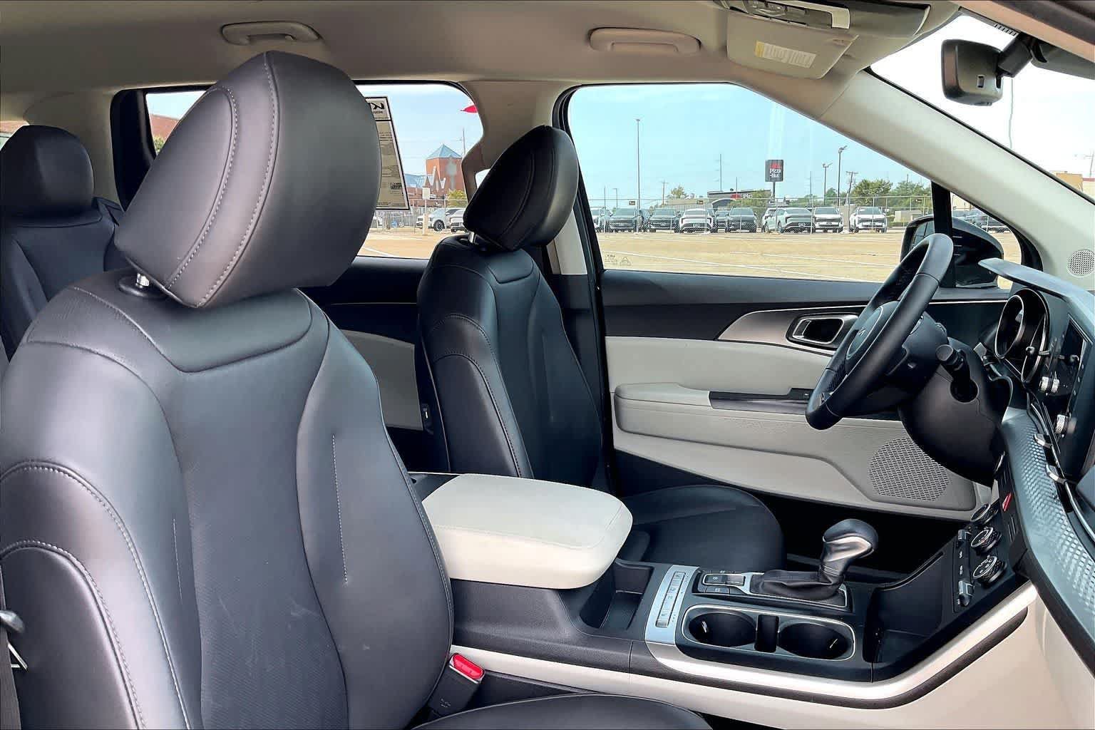 Certified 2023 Kia Carnival LX FWD image 11