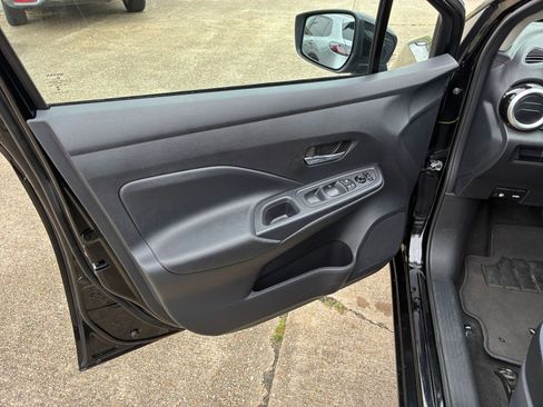 Used 2025 Nissan Versa SV image 15