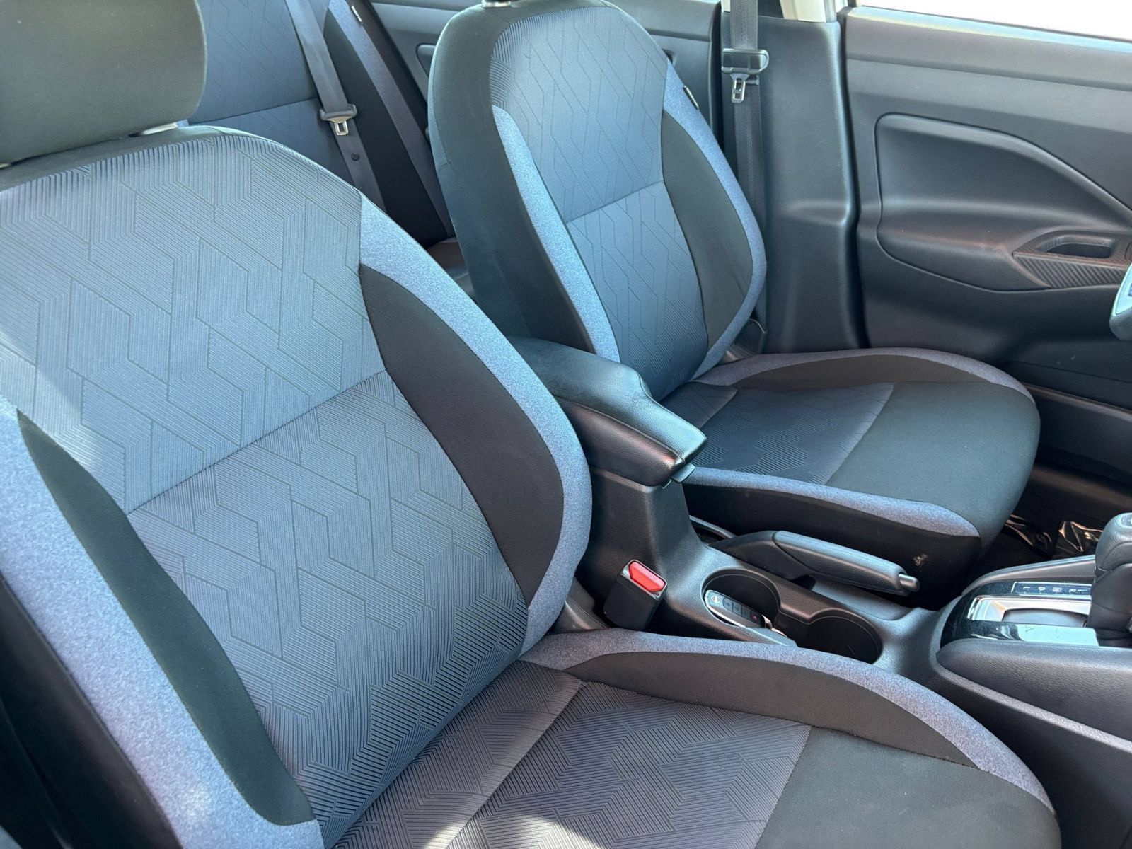 Used 2025 Nissan Versa SV FWD image 33