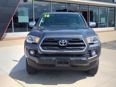 Used 2016 Toyota Tacoma SR5 w/ SR5 Appearance Package (SN) AWD/4WD image 2