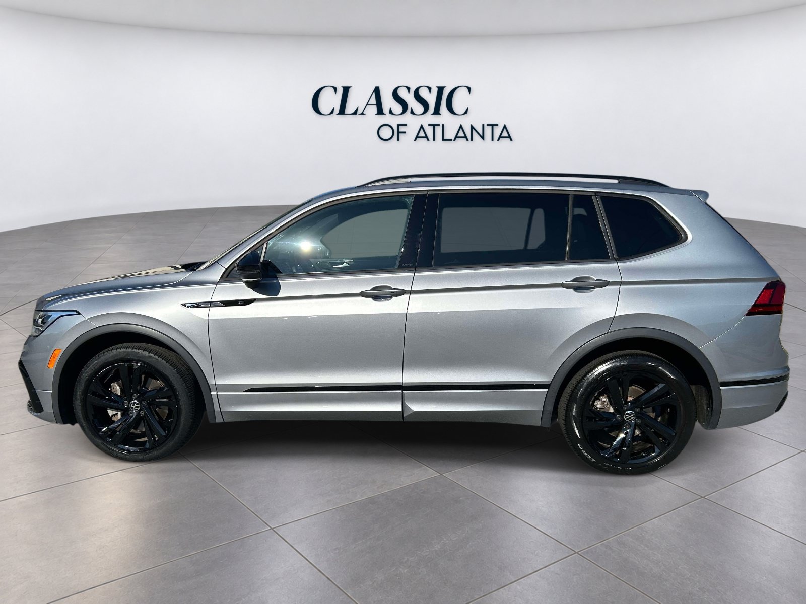 Used 2023 Volkswagen Tiguan SE R-Line FWD image 2