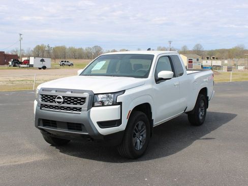 Used 2025 Nissan Frontier SV image 4