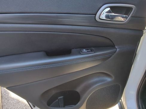 Used 2019 Jeep Grand Cherokee Laredo image 24