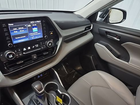 Used 2022 Toyota Highlander XLE AWD/4WD image 26