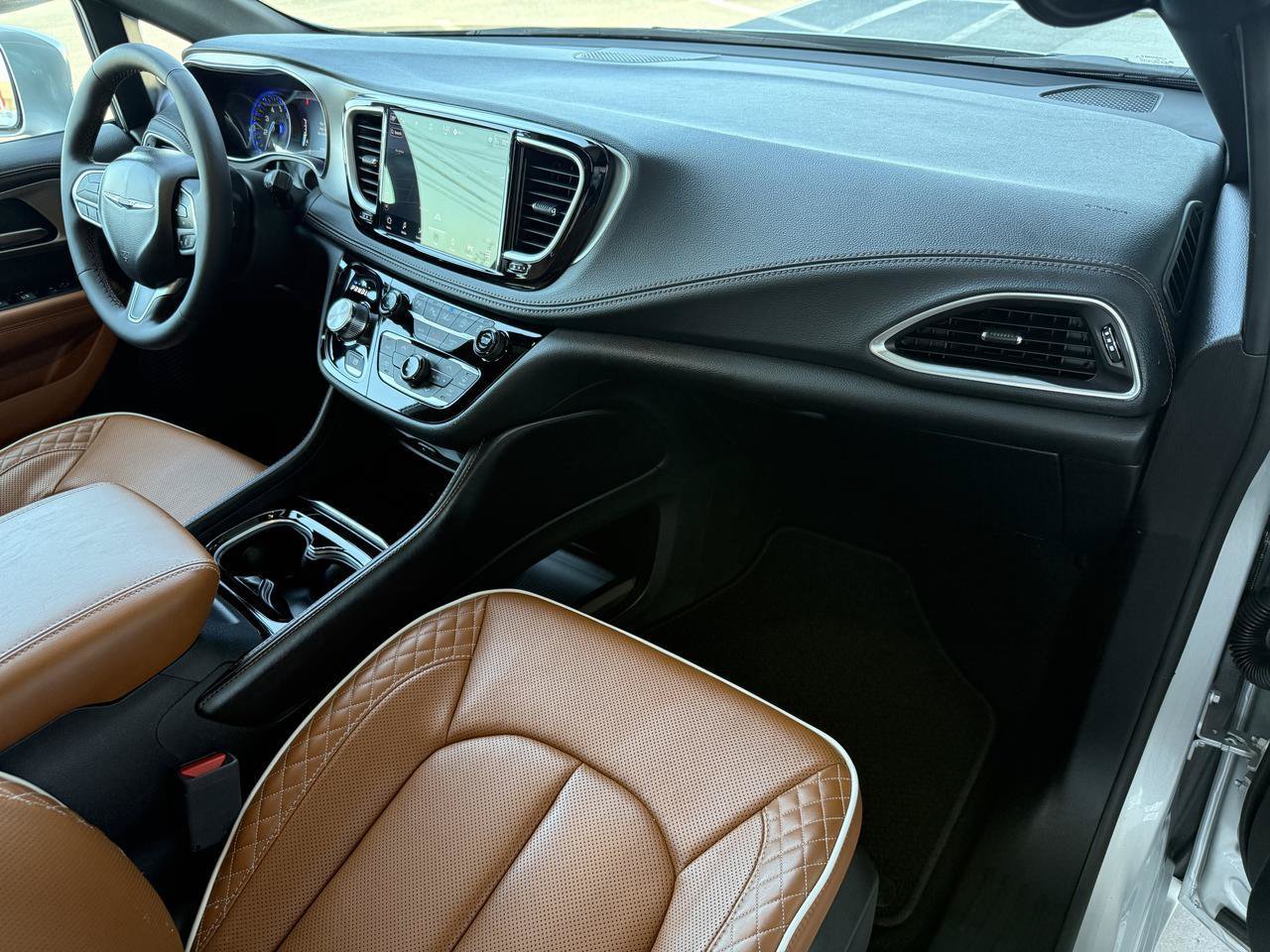 Used 2024 Chrysler Pacifica Pinnacle FWD image 31