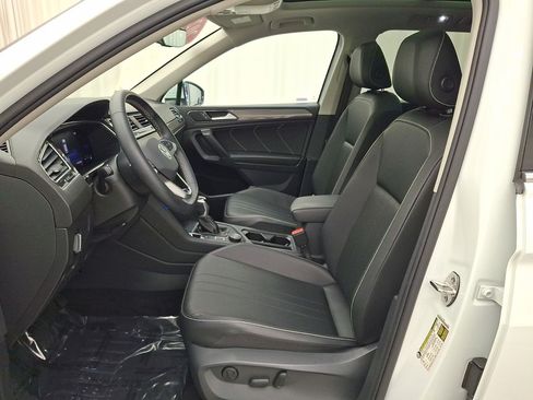 Used 2022 Volkswagen Tiguan SE AWD/4WD image 11
