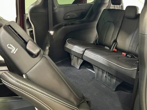 Used 2023 Chrysler Pacifica Limited w/ Uconnect Theater Family Group FWD image 14