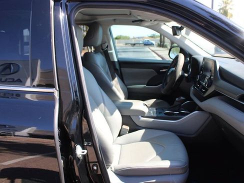 Used 2020 Toyota Highlander XLE FWD image 15