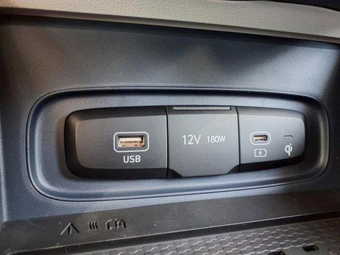 New 2025 Hyundai Venue Limited image 18