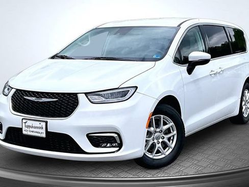 Used 2023 Chrysler Pacifica Touring-L FWD image 1