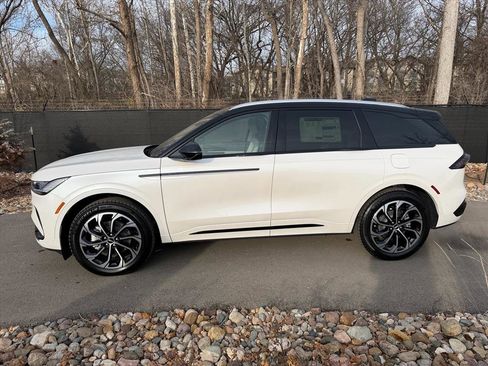 New 2026 Lincoln Nautilus Reserve image 2