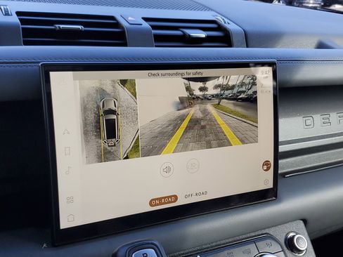 Used 2023 Land Rover Defender 130 X-Dynamic SE image 29