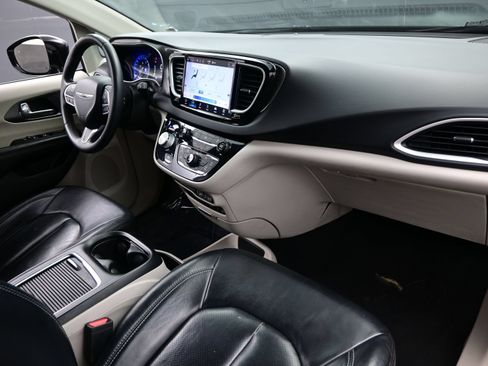 Used 2022 Chrysler Pacifica Touring-L FWD image 14