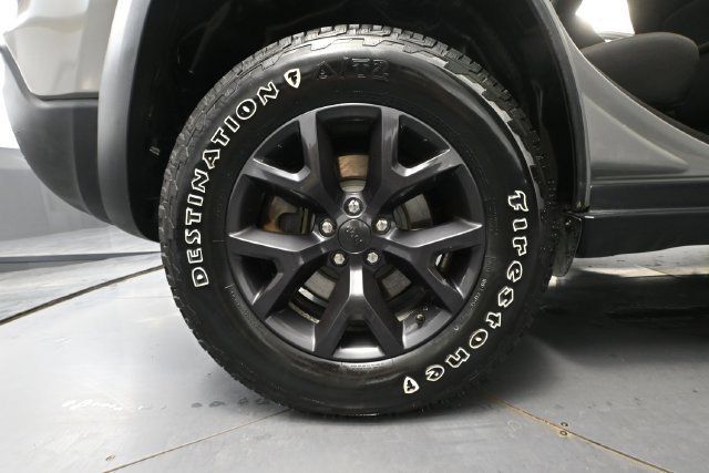 Used 2019 Jeep Cherokee Latitude AWD/4WD image 11